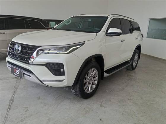 TOYOTA HILUX SW4 2.8 D-4D TURBO DIESEL SRX 7L 4X4 AUTOMÁTICO